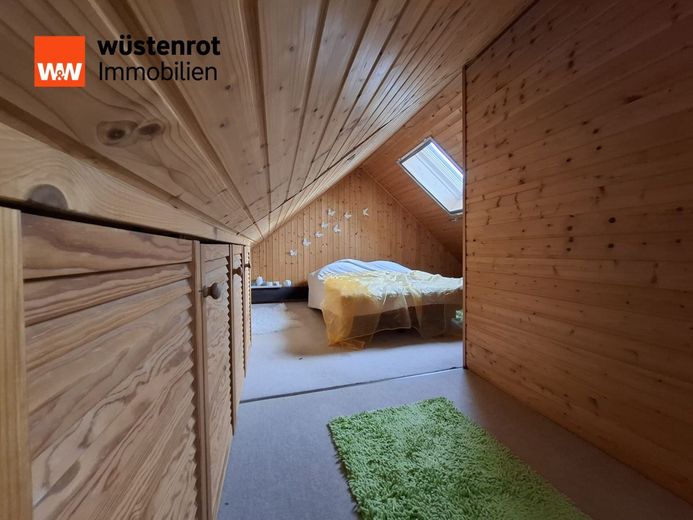 Mehr Wohnraum, mehr Lebensqualität - Modernisiertes Haus mit komfortablen Extras! – Schlafzimmer Dachboden