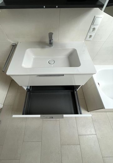 Stylowe 3-pokojowe mieszkanie na poddaszu z tarasem dachowym o powierzchni 32 m² od strony południowej – Waschtisch mit Unterschrank