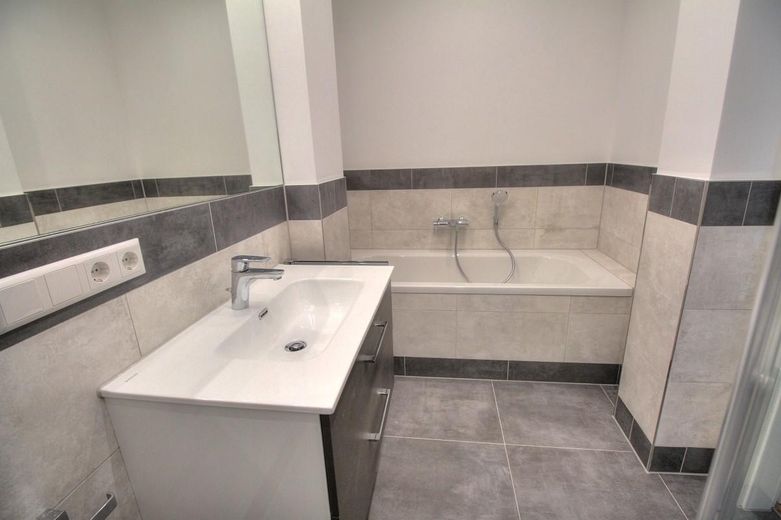 Appartamento di alta qualità, ristrutturato, con 3 locali, cucina componibile di lusso, terrazza e area giardino – Foto 7