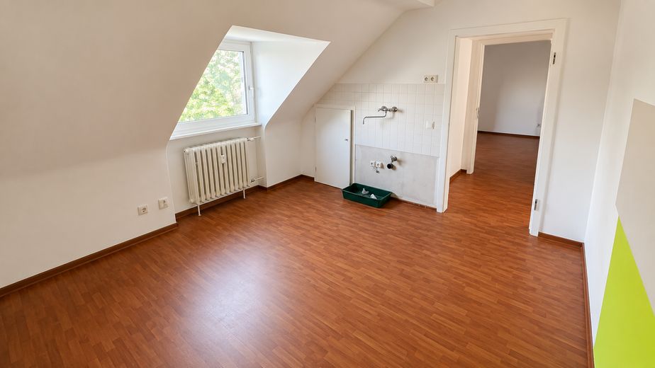 Keyifli 42 m² – merkezi konumda 2 odalı çatı katı dairesi – Küche