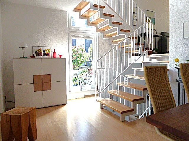 Skrajny dom szeregowy w architekturze split-level, wszystko oprócz zwyczajności! – Aufgang zum Wohnbereich