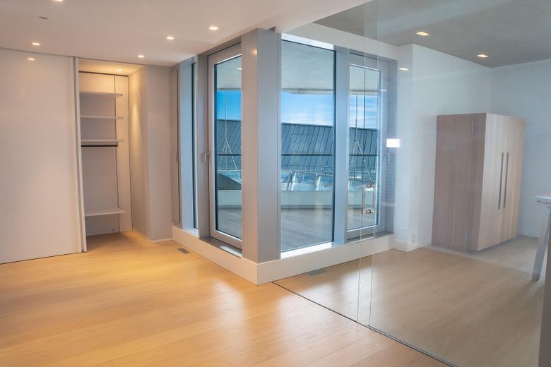 Designwohnung im Marco Polo Tower – mit Blick auf das Wendebecken des Hafens – Begehbarer Kleiderschrank