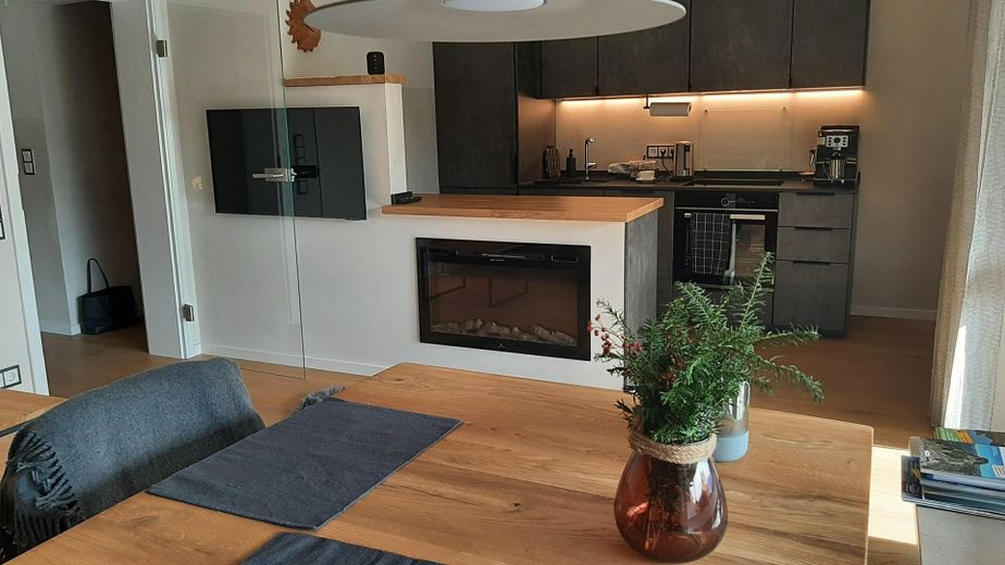 Moderno, pregiato e tranquillo appartamento di 2 locali COMPLETAMENTE ATTREZZATO con ampio balcone esposto a sud a Murnau-Moosrain – Wohnzimmer mit offener Küche