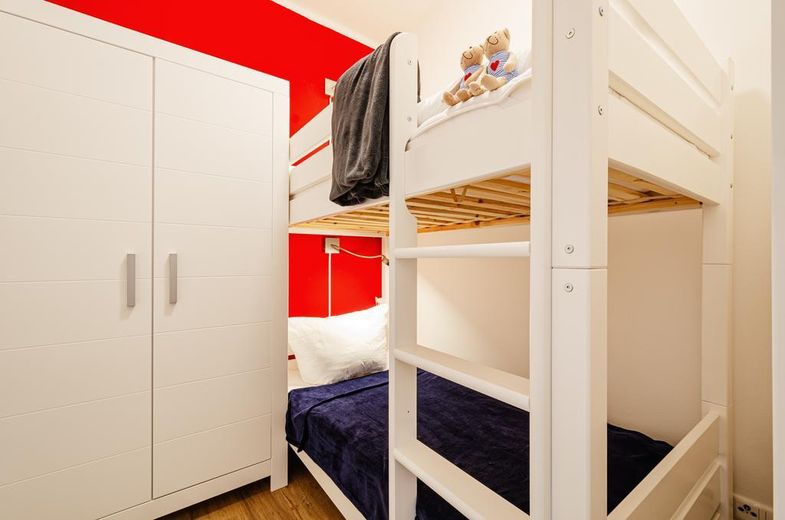 Modernisierte Ferienwohnung in Prora, 100 m zur Ostsee, zwei Terrassen -provisionsfrei- – Etagenbett