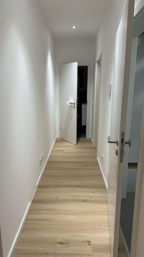 Geniş ve modern: 2 banyolu 4 odalı daire – Flur