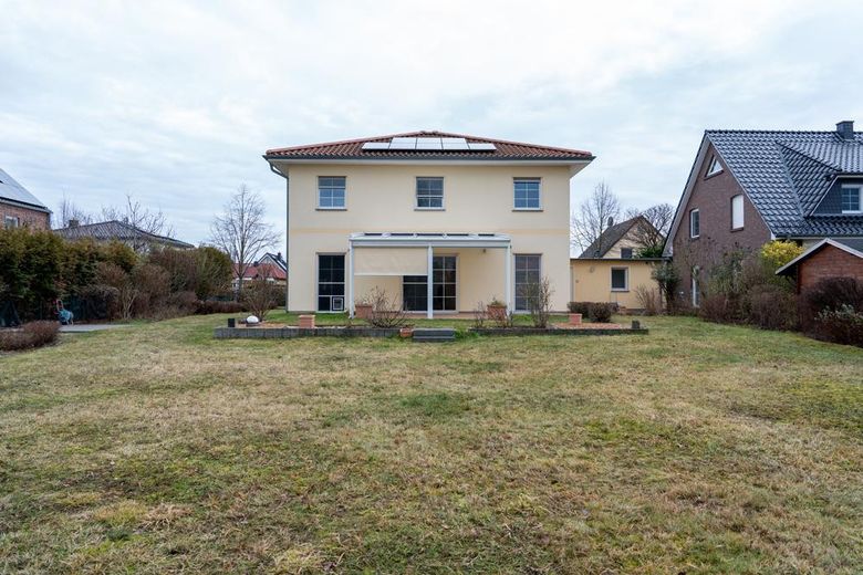 Großer und sonniger Garten