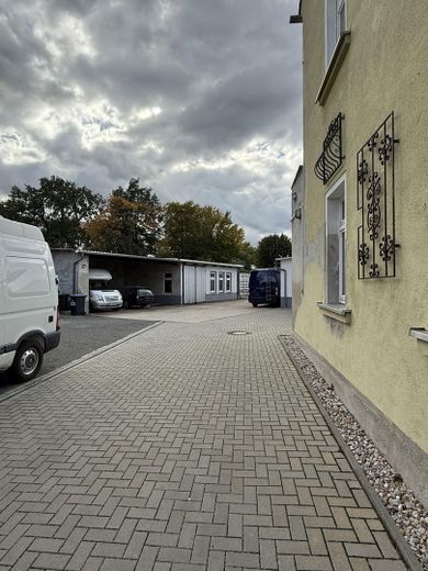 Blick vom Tor auf den Hof 