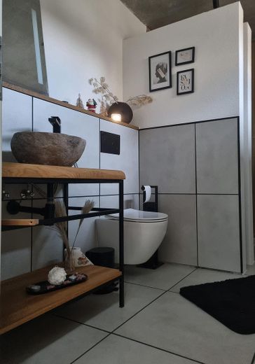 Bad Erdgeschoss mit Dusche