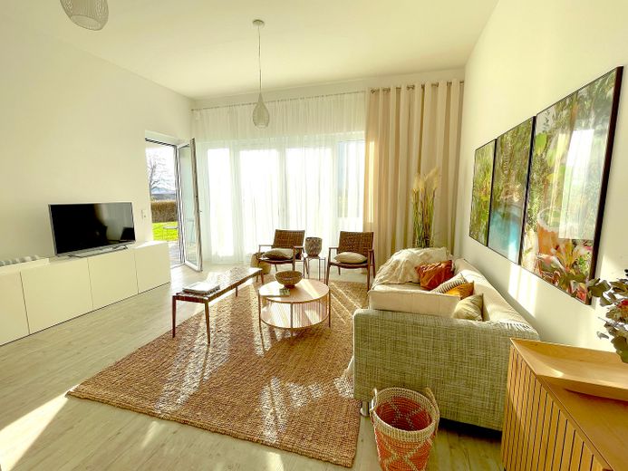 Sonnige Wohnung direkt am See in Neuruppin mit Gartenterrasse, voll ausgestattet – 13_Wohnraum Blick zu Terrasse