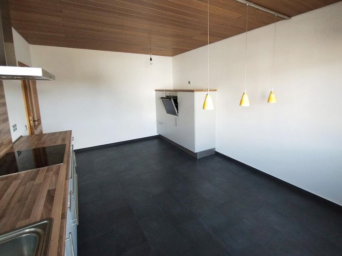 Helle, renovierte 4-Zimmer-Wohnung (1.OG) mit Küche und Süd-Balkon in ruhiger Lage in Kleinostheim – Küche