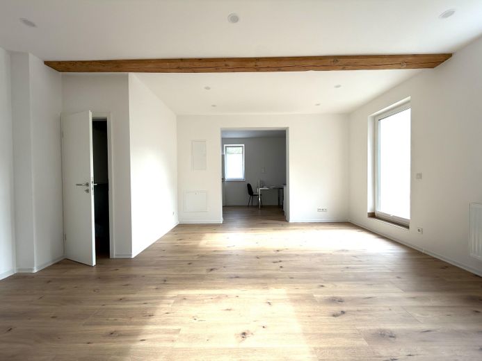 Hochwertiges, kernsaniertes, bezugsfertiges Zweifamilienhaus – Energieklasse A – EG Wohnzimmer