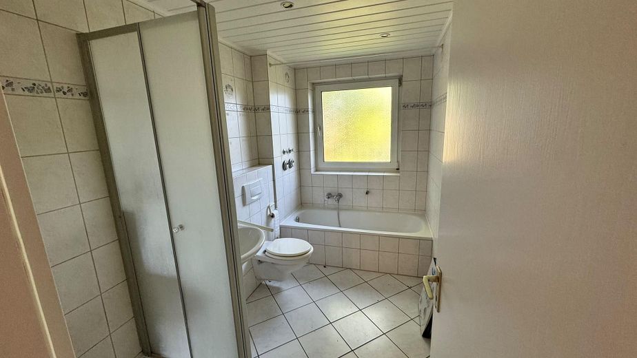 Aucune attente : spacieux refuge de 2 pièces à Lokstedt (prêt à emménager et sans commission) – Badezimmer