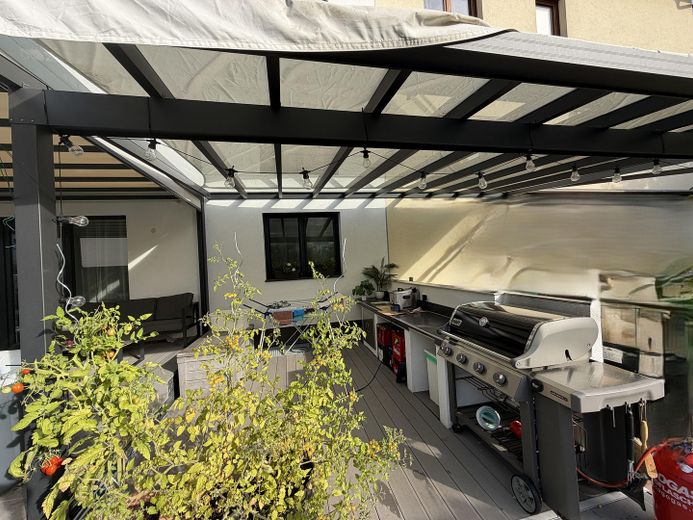 Piso en propiedad, apto para familias, en 2 plantas con carácter de casa y jardín propio – Outdoor Küche