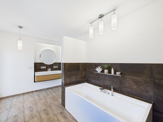 Charmante und energieeffiziente Architektenvilla mit hochwertiger Ausstattung – Masterbad im OG