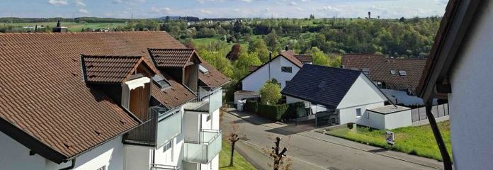 73061 Ebersbach/Fils - posizione panoramica: Splendido e luminoso appartamento mansardato di 2 locali con vasca da bagno.