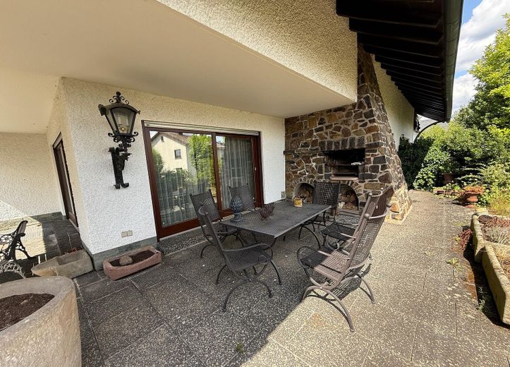 Viel Raum zum Leben: Riesige Landhausvilla in Neuhof/Fulda! – Terrasse 