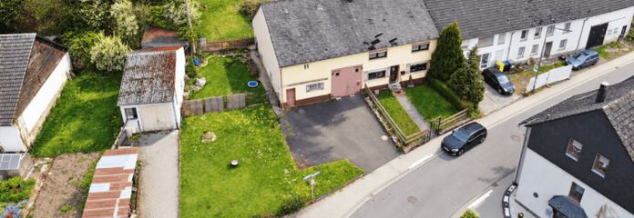 Veel ruimte voor huis, hobby en tuin: eindwoning van een rijtjeshuis op een perceel van circa 2.915 m² in Deuselbach