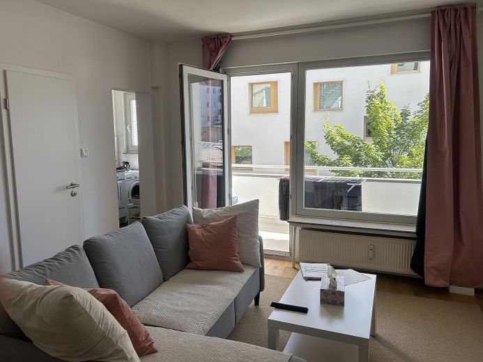 Apartment im Herzen von Düsseldorf – Wohnbereich möbliert