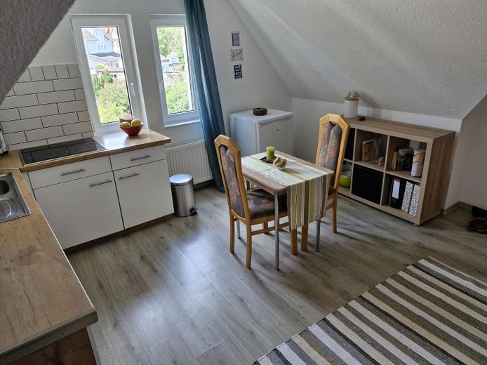 2,5 Zi. DG-Wohnung (auch als WG geeignet) – Küche und Essbereich