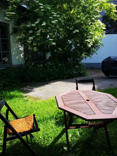 Komplett eingerichtete kleine Wohnung mitten in Rüttenscheid, PKW-Stellplatz möglich! – 9274d9e6b327786a7beb01de7c4716f50571f2e5.jpg