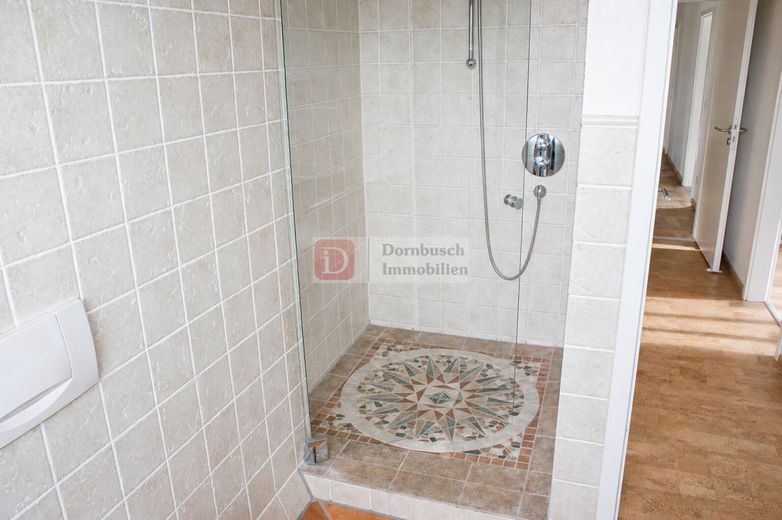 Top!! Penthouse mit großer Südwest-Dachterrasse und Skylineblick – Dusche