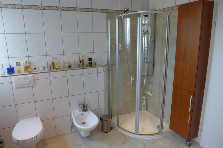 Beste Wohnlage und hochwertige Ausstattung, Garten Süd-West Ausrichtung mit Pool – Bad EG