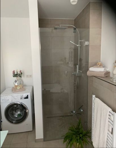 Hochwertige 2-Zimmer Wohnung von Privat in ruhiger 1A Lage – Dusche im Badezimmer