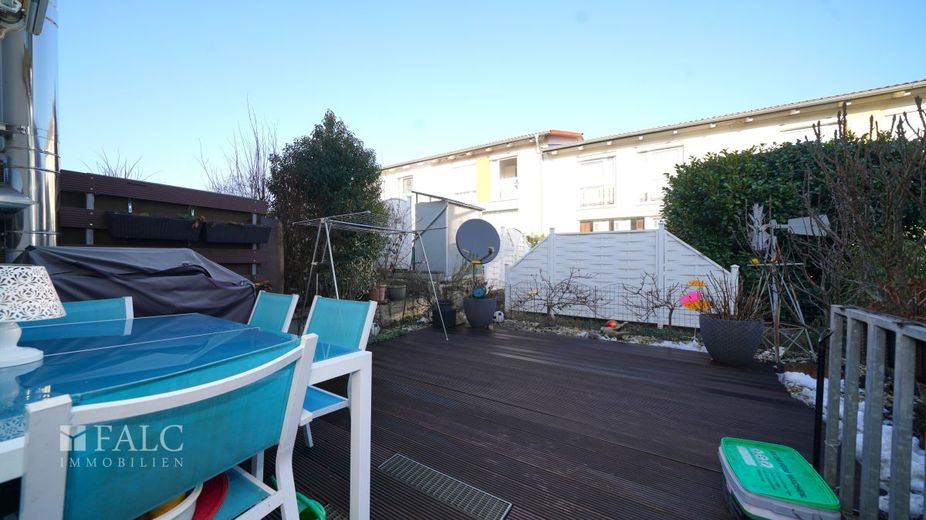 Mit Blick zu den Rebhängen am Heuchelberg - FALC Immobilien Heilbronn – Für lange Sommernächte