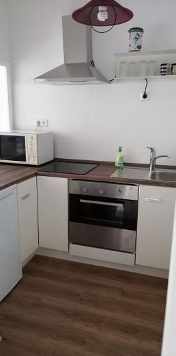 Fully equipped apartment, central city location near the hospital, immediately available, private sale – Foto 5
