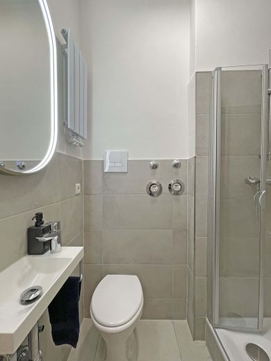 Seltene Gelegenheit am Zionskirchplatz: Kernsaniert & provisionsfrei – Badezimmer