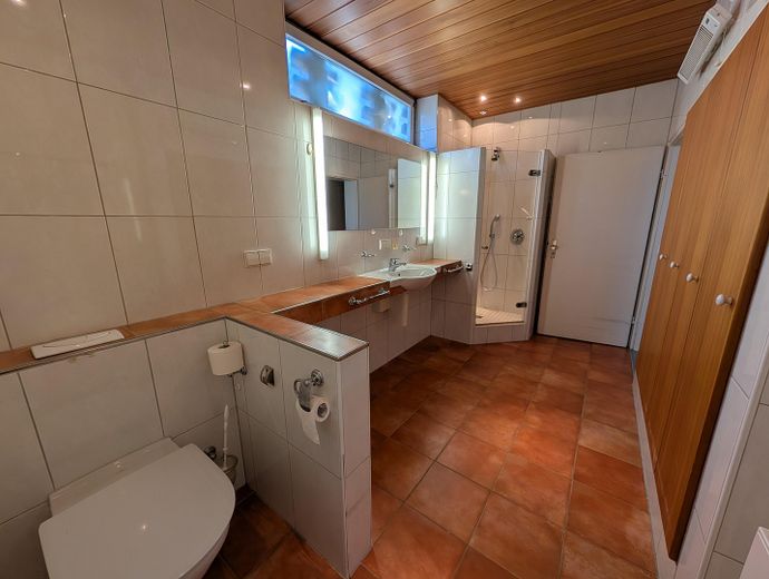 Bungalow de arquitecto con piscina cubierta en Limburgerhof – Elternbadezimmer