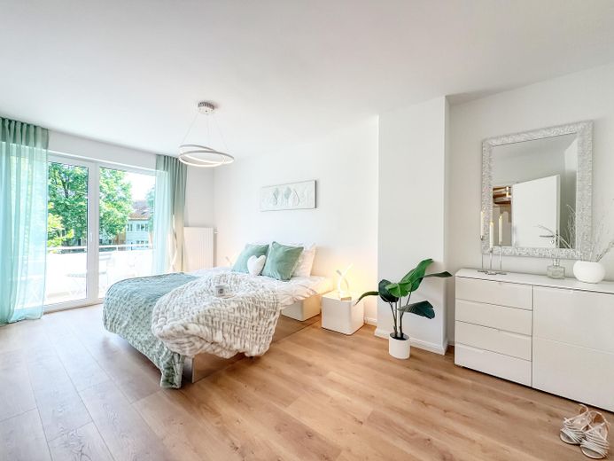 Großes, modernes Reihenhaus, sofort bezugsfrei! – Schlafzimmer mit Loggia