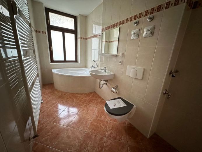 Bad mit Fenster + Eckwanne - Laminat - Schlafen zum Innenhof** – Foto 1