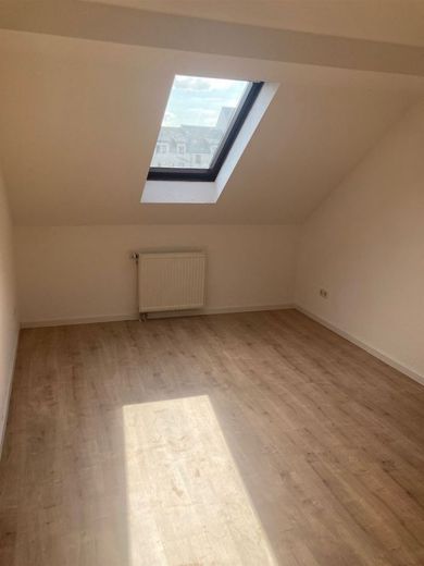 Kompakte DG 3-Zimmer mit neuem Laminat u. Wanne in Zentrumsnähe!
Stellplatz mgl. – Schlafzimmer