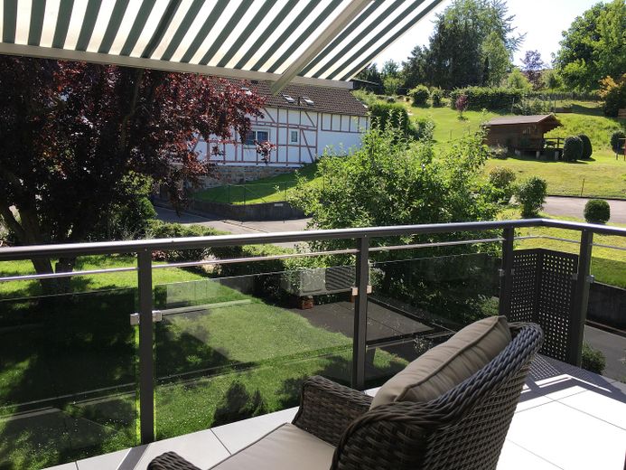 Atractiva casa adosada con balcón, terraza y jardín bien cuidado – Balkon