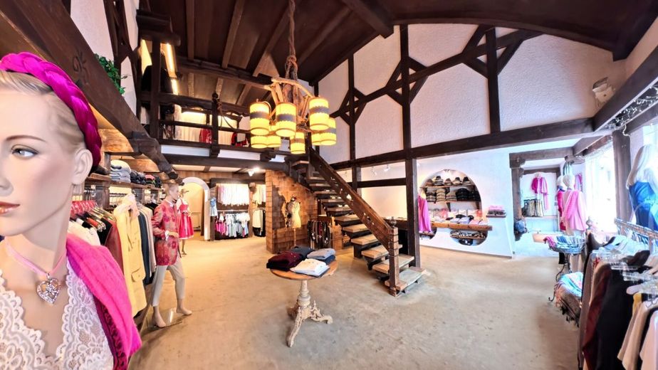 Charmante Boutique- und Ladenfläche mit Galerie, Schaufenstern und Stellplätzen in Bestlage von Wallgau – Boutique Innen