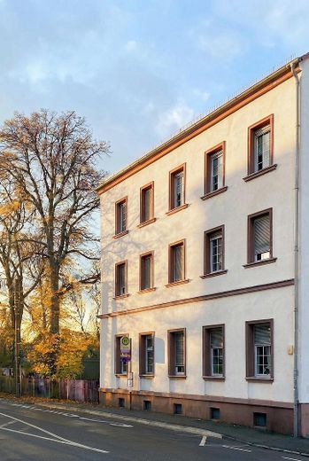 Provisionsfrei - Modernisiertes MFH mit 5-Zimmer-Wohnungen & Bauland extra – Straßenfassade von Norden