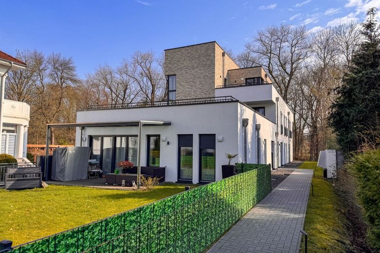 Wohnen wie im Haus: Ebenerdig 3 Zimmer mit Garten u. Tiefgarage am Bürgerpark im Neubau von 2023 – Zugang Fußweg
