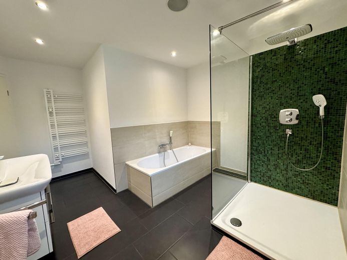 Wohnen am Stadtpark: Moderne 3-Zimmer-Wohnung mit Balkon – Bad