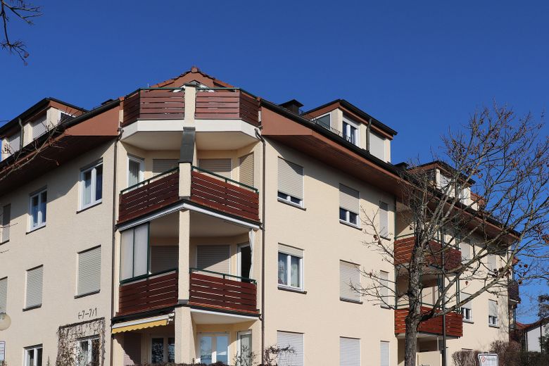 Appartamento completamente ristrutturato con cucina componibile, due terrazze ed esposizione a sud, da privato – Gebäude