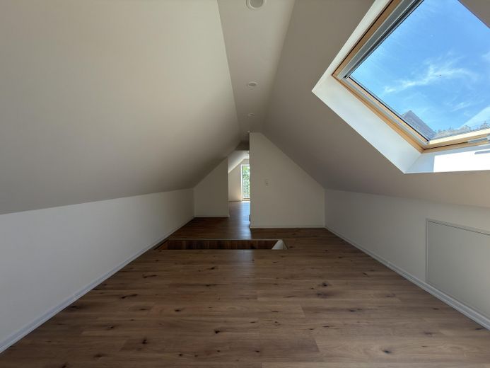 Kernsaniertes ZFH – 2 vermietbare Whg., Energieklasse A, 1.450 € Sollmiete – Zimmer 2 DG
