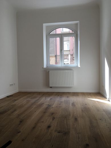 Stilvoll kernsanierte 4-Zi-Altbau-Wohnung – Durchgangszimmer 1