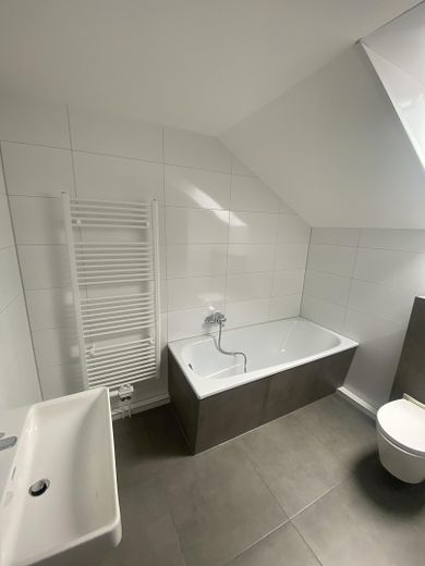 Zentrale 3 Zimmer Wohnung in Lohmar, Klimaanlage, Balkon – Badezimmer