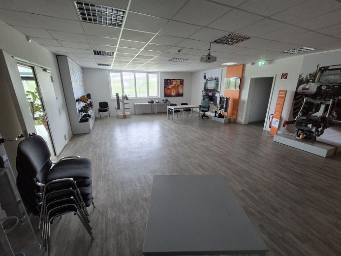 Halle sowie Büro- und Verwaltungsgebäude in Waltershausen – Foto 40