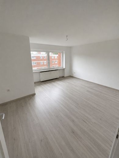 4 habitaciones, balcón, sótano: renovado y listo para entrar | sin comisión – Wohnzimmer
