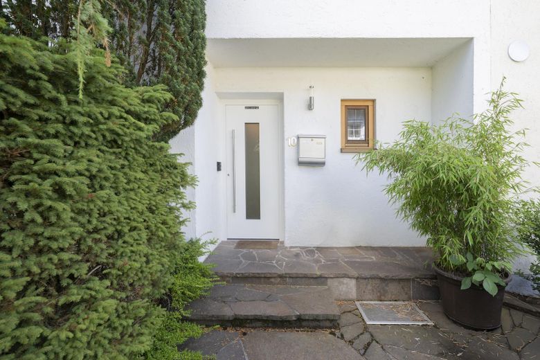 Reihenendhaus I 1996 umfassend saniert I 371 m² Grundstück – Haustüre