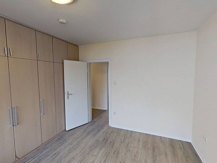 SPARAKTION: Komfortable 3-Zimmer-Wohnung mit überdachtem BALKON und Tageslichtbad mit Dusche und Badewanne – Ansicht II: Schlafzimmer I