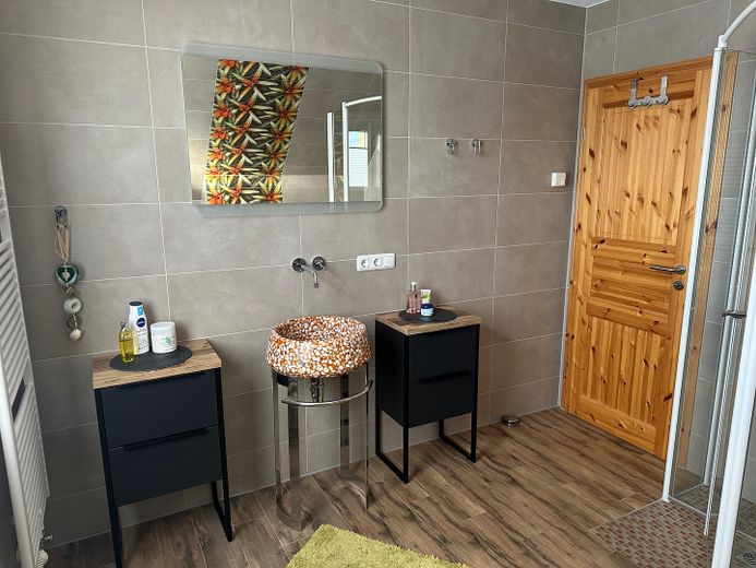 Wannenbad mit Dusche