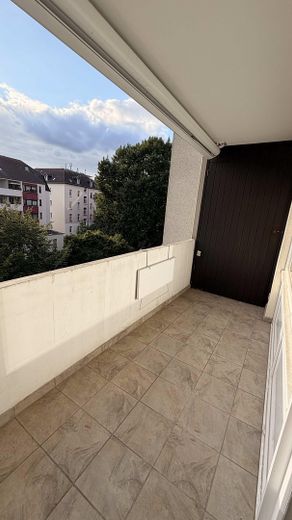 Balkonlu ve kapalı otopark park yeri bulunan, gün ışığı alan 4 odalı kat mülkiyetli daire – Balkon