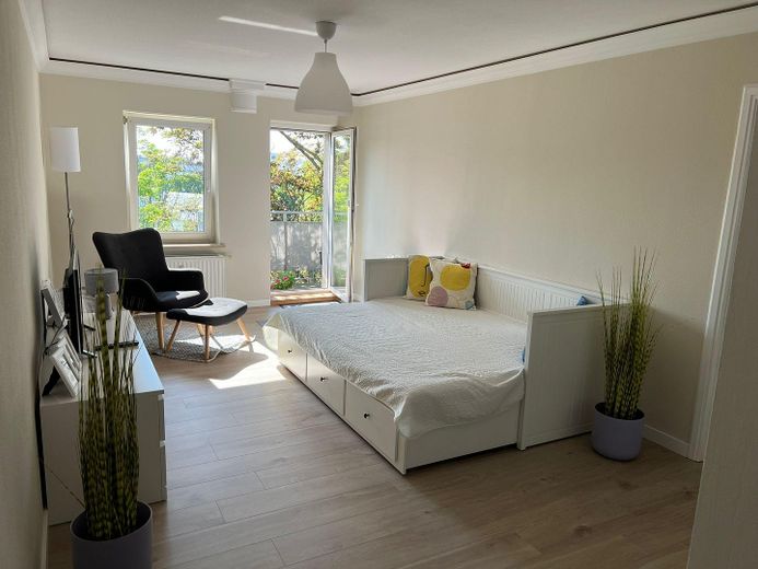 Disponible a partir de octubre de 2026: hermoso y luminoso apartamento de 2,5 habitaciones – Wohnzimmer mit Balkonzugang
